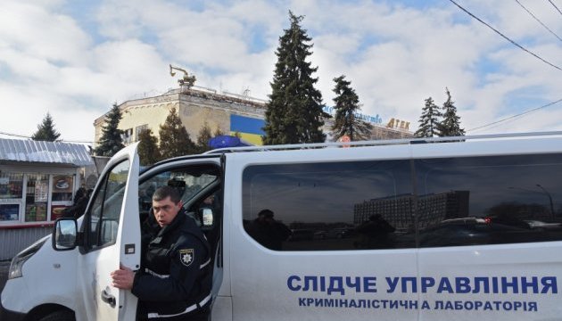 Представители Национального корпуса Азов заблокировали на территории завода АТЕК в Киеве правоохранителей, которые ранее прибыли туда для проведения следственных действий