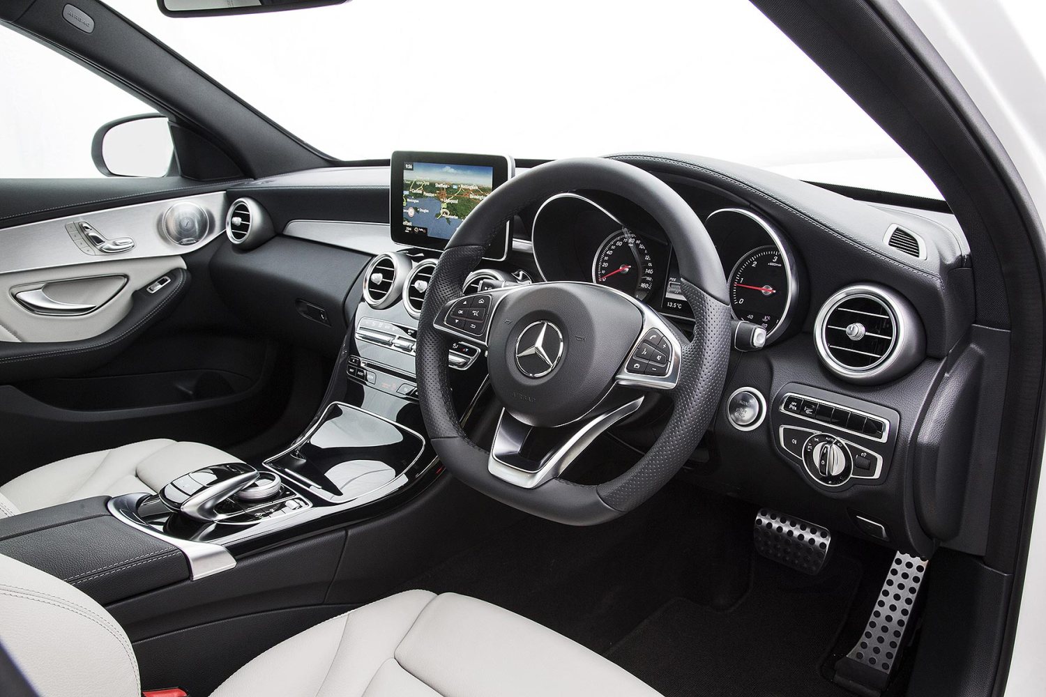 Mercedes-Benz C 250 d AMG Line 2015: внутри